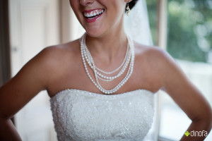 bride-wearing-pearl-necklace